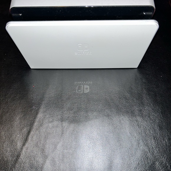 Nintendo Switch OLED with White Joy-Con - Picture 5 of 10